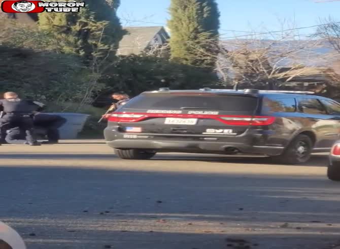 Video :After stepping on the suspect's skull, a police officer is in danger
